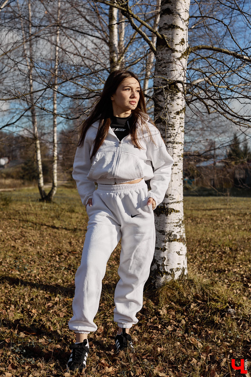 Увлечения человека отражаются буквально во всем, и стиль одежды не является исключением. В этом на все сто процентов уверена и Полина Груздева, которая с детства влюблена в железных коней. После приобретения собственного Kawasaki в шкафу девушки появилось больше удобных костюмов и хардкорных косух. Мы встретились с мотоциклисткой у ее дома и поговорили про то, какие изменения претерпел гардероб красавицы.