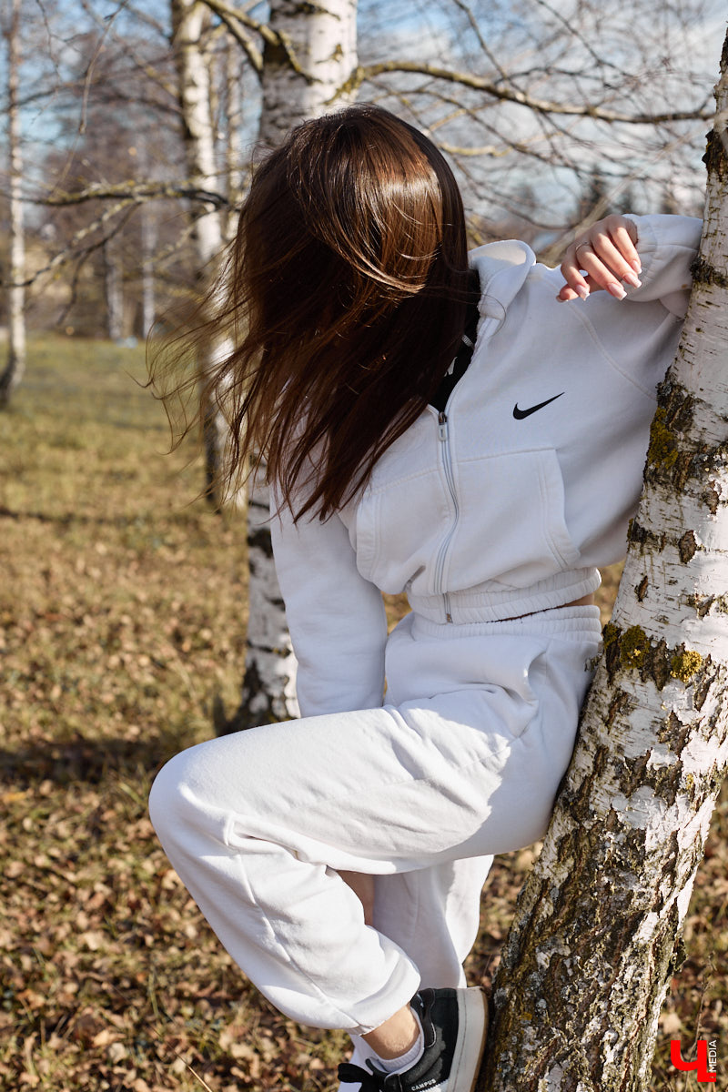 Увлечения человека отражаются буквально во всем, и стиль одежды не является исключением. В этом на все сто процентов уверена и Полина Груздева, которая с детства влюблена в железных коней. После приобретения собственного Kawasaki в шкафу девушки появилось больше удобных костюмов и хардкорных косух. Мы встретились с мотоциклисткой у ее дома и поговорили про то, какие изменения претерпел гардероб красавицы.