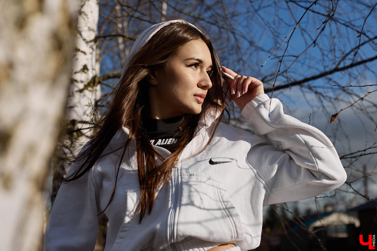 Увлечения человека отражаются буквально во всем, и стиль одежды не является исключением. В этом на все сто процентов уверена и Полина Груздева, которая с детства влюблена в железных коней. После приобретения собственного Kawasaki в шкафу девушки появилось больше удобных костюмов и хардкорных косух. Мы встретились с мотоциклисткой у ее дома и поговорили про то, какие изменения претерпел гардероб красавицы.