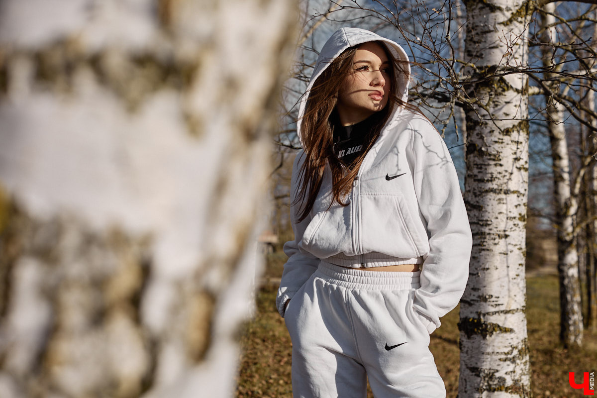 Увлечения человека отражаются буквально во всем, и стиль одежды не является исключением. В этом на все сто процентов уверена и Полина Груздева, которая с детства влюблена в железных коней. После приобретения собственного Kawasaki в шкафу девушки появилось больше удобных костюмов и хардкорных косух. Мы встретились с мотоциклисткой у ее дома и поговорили про то, какие изменения претерпел гардероб красавицы.