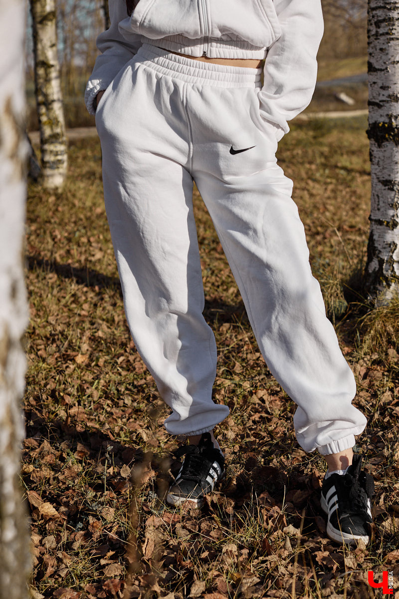 Увлечения человека отражаются буквально во всем, и стиль одежды не является исключением. В этом на все сто процентов уверена и Полина Груздева, которая с детства влюблена в железных коней. После приобретения собственного Kawasaki в шкафу девушки появилось больше удобных костюмов и хардкорных косух. Мы встретились с мотоциклисткой у ее дома и поговорили про то, какие изменения претерпел гардероб красавицы.