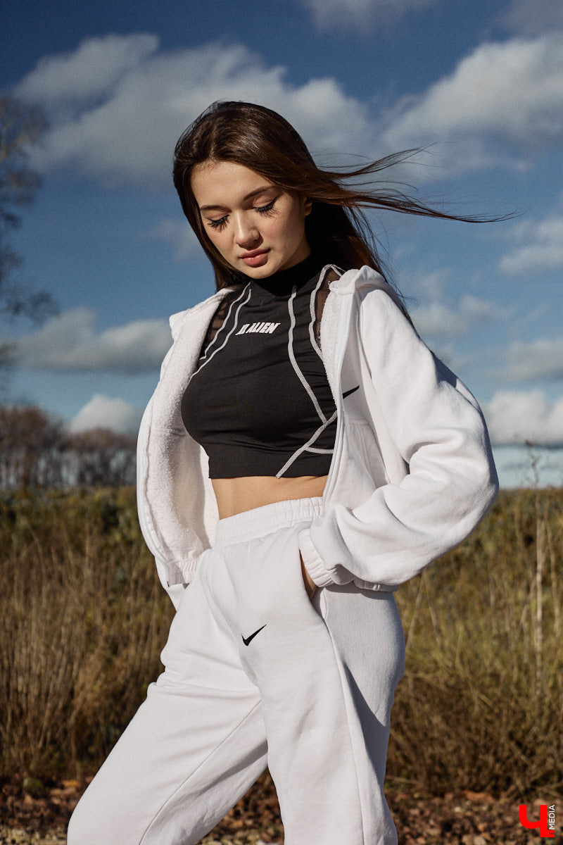 Увлечения человека отражаются буквально во всем, и стиль одежды не является исключением. В этом на все сто процентов уверена и Полина Груздева, которая с детства влюблена в железных коней. После приобретения собственного Kawasaki в шкафу девушки появилось больше удобных костюмов и хардкорных косух. Мы встретились с мотоциклисткой у ее дома и поговорили про то, какие изменения претерпел гардероб красавицы.