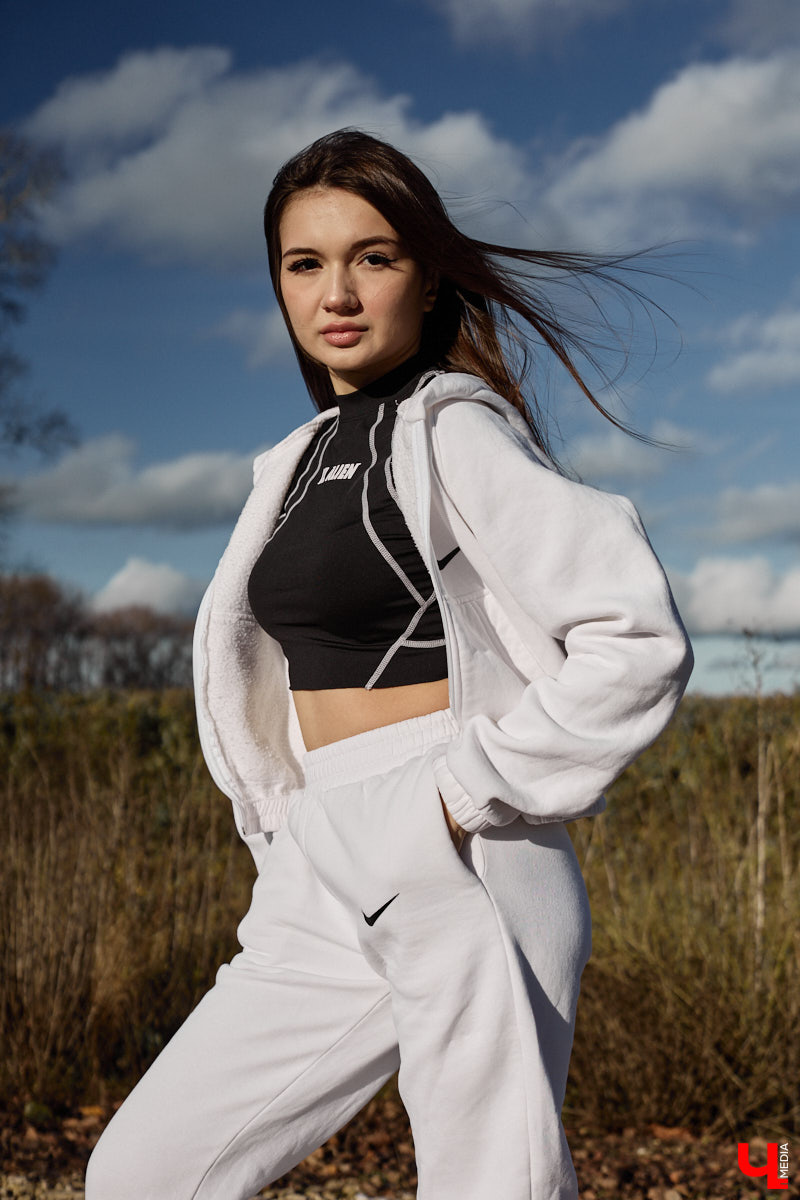 Увлечения человека отражаются буквально во всем, и стиль одежды не является исключением. В этом на все сто процентов уверена и Полина Груздева, которая с детства влюблена в железных коней. После приобретения собственного Kawasaki в шкафу девушки появилось больше удобных костюмов и хардкорных косух. Мы встретились с мотоциклисткой у ее дома и поговорили про то, какие изменения претерпел гардероб красавицы.