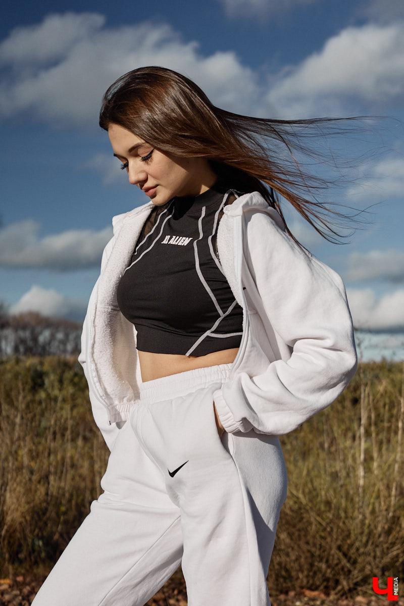 Увлечения человека отражаются буквально во всем, и стиль одежды не является исключением. В этом на все сто процентов уверена и Полина Груздева, которая с детства влюблена в железных коней. После приобретения собственного Kawasaki в шкафу девушки появилось больше удобных костюмов и хардкорных косух. Мы встретились с мотоциклисткой у ее дома и поговорили про то, какие изменения претерпел гардероб красавицы.