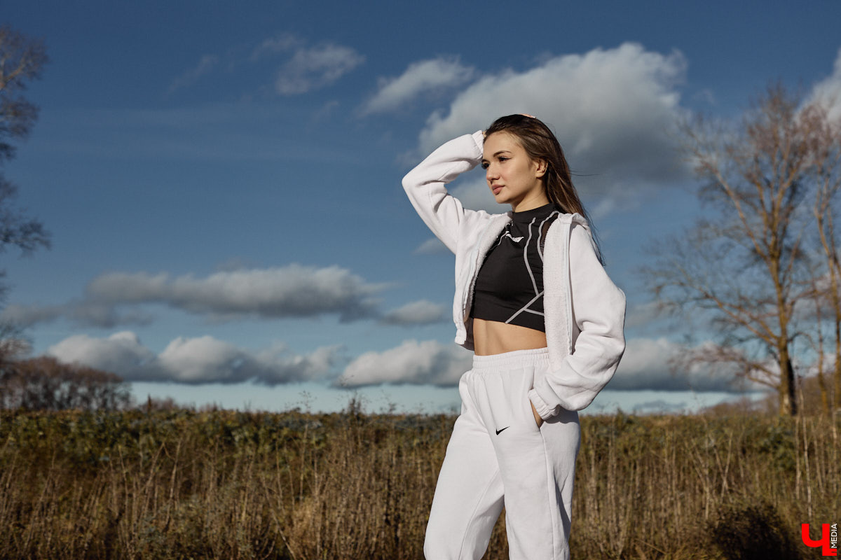 Увлечения человека отражаются буквально во всем, и стиль одежды не является исключением. В этом на все сто процентов уверена и Полина Груздева, которая с детства влюблена в железных коней. После приобретения собственного Kawasaki в шкафу девушки появилось больше удобных костюмов и хардкорных косух. Мы встретились с мотоциклисткой у ее дома и поговорили про то, какие изменения претерпел гардероб красавицы.