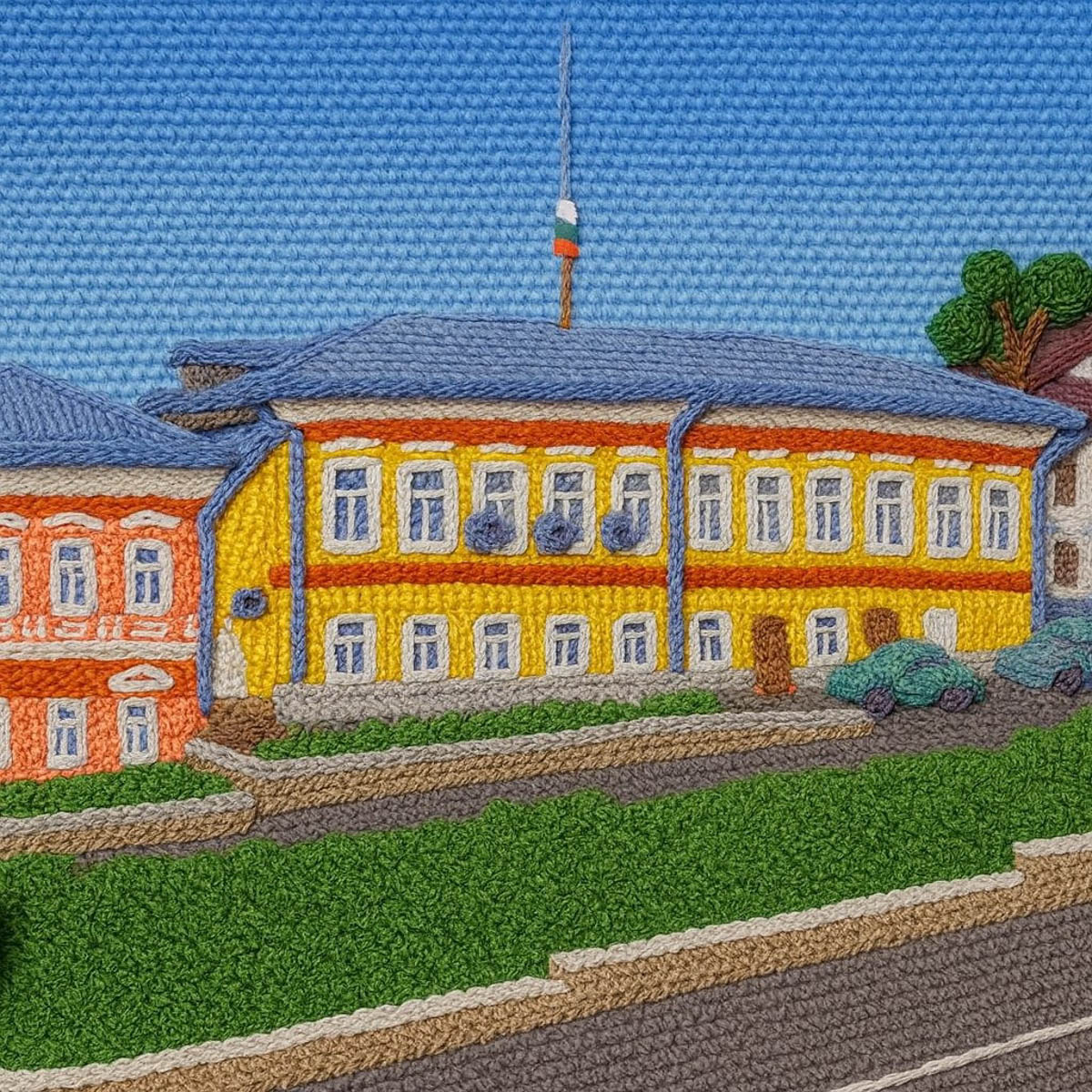 Жители Владимирской области подхватили популярный в интернете тренд на вязаные города. Пользователи социальных сетей создают фото и видео уютных локаций, будто созданных руками заботливой бабушки. «Ключ-Медиа» собрал самые атмосферные снимки и ролики.