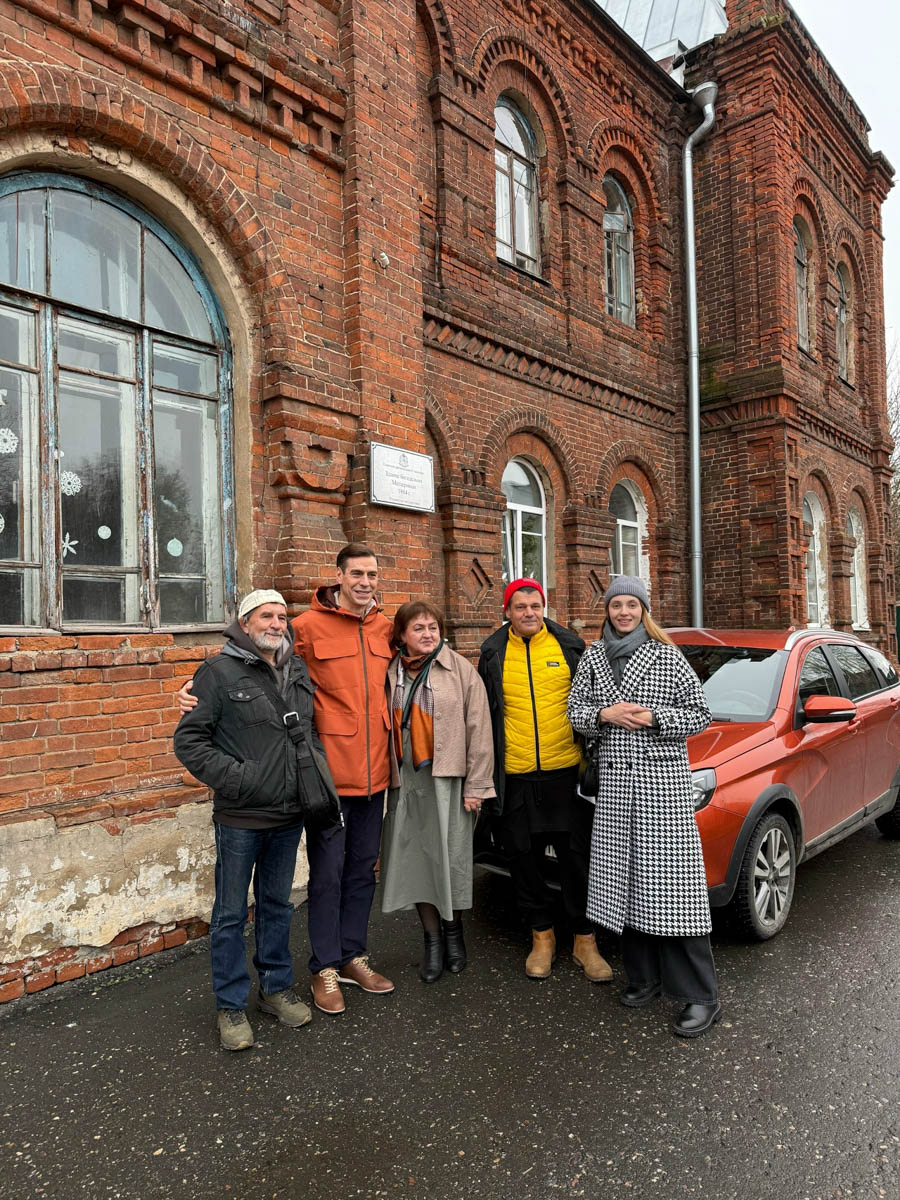 Владимирская область не устает принимать гостей, в том числе звездных. Только в последние месяцы она собрала целую плеяду селебрити. В их числе фигуристка Татьяна Навка, певец Ваня Дмитриенко, рэпер ChipaChip и другие. С какой целью они посетили 33-й регион? Узнали и рассказываем!