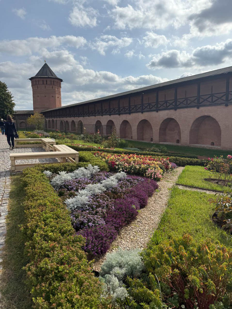 Владимирская область не устает принимать гостей, в том числе звездных. Только в последние месяцы она собрала целую плеяду селебрити. В их числе фигуристка Татьяна Навка, певец Ваня Дмитриенко, рэпер ChipaChip и другие. С какой целью они посетили 33-й регион? Узнали и рассказываем!