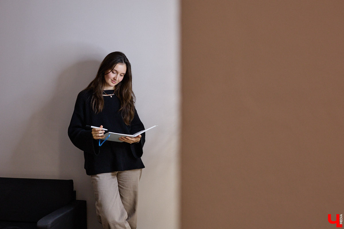 Владимирский фешен-иллюстратор Татьяна Маклашина второй год становится участницей челленджа для художников Inktober. Каждые сутки в симбиозе чистого листа, брашпена и вдохновения рождались скетчи на заданную тему. «Ключ-Медиа» оценил получившиеся за месяц работы и выяснил, в чем главная ценность подобных вызовов для умельцев с кистями и красками в руках.