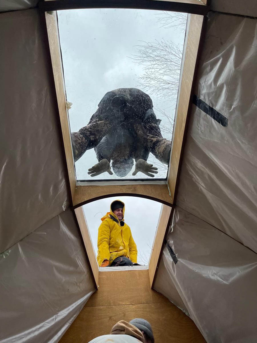 Модульные дома владимирского архитектора Артема Рубцова расположены по всей стране и даже за ее пределами. Три его объекта в этом году попали в шорт-лист премии АРХИWOOD: один из них стал победителем, а другой взял специальный приз от жюри. Рассказываем, какие именно постройки удостоились внимания на общероссийском конкурсе.