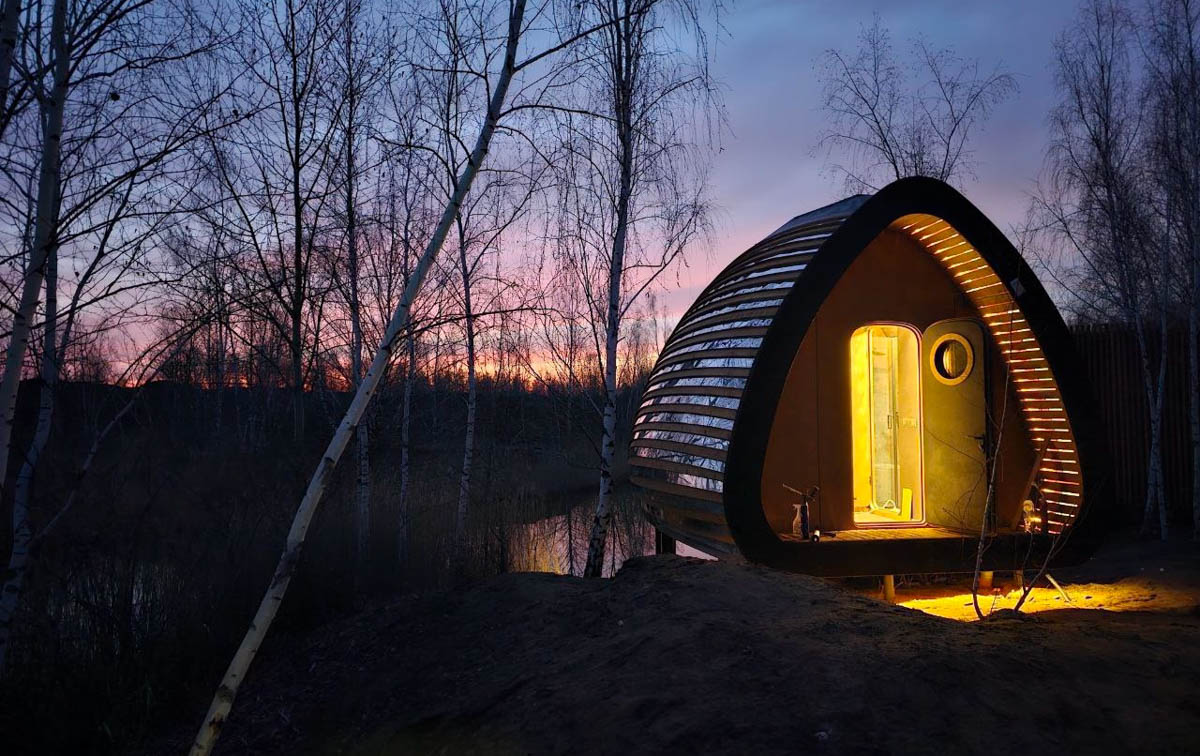 Модульные дома владимирского архитектора Артема Рубцова расположены по всей стране и даже за ее пределами. Три его объекта в этом году попали в шорт-лист премии АРХИWOOD: один из них стал победителем, а другой взял специальный приз от жюри. Рассказываем, какие именно постройки удостоились внимания на общероссийском конкурсе.