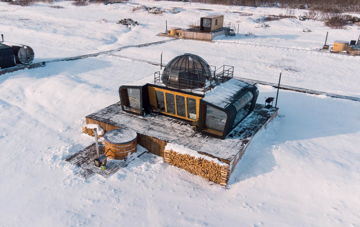 Модульные дома владимирского архитектора Артема Рубцова расположены по всей стране и даже за ее пределами. Три его объекта в этом году попали в шорт-лист премии АРХИWOOD: один из них стал победителем, а другой взял специальный приз от жюри. Рассказываем, какие именно постройки удостоились внимания на общероссийском конкурсе.