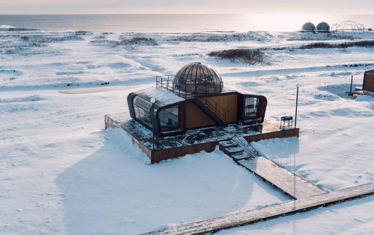 Модульные дома владимирского архитектора Артема Рубцова расположены по всей стране и даже за ее пределами. Три его объекта в этом году попали в шорт-лист премии АРХИWOOD: один из них стал победителем, а другой взял специальный приз от жюри. Рассказываем, какие именно постройки удостоились внимания на общероссийском конкурсе.