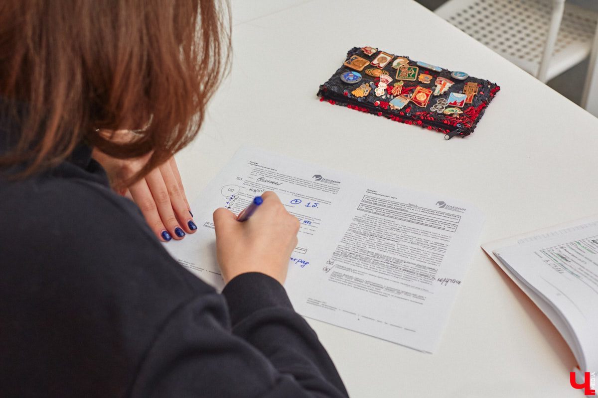 Летом 2025-го 18 выпускников региональной столицы сдали ЕГЭ на «сотку». Благодарить за это стоит не только высшие силы и провидение, но и наставников, в том числе школьных педагогов. Какие владимирские учебные заведения по итогам года можно смело назвать «фабриками звезд»? И что подобный успех дает самим образовательным учреждениям? В этих вопросах разобрался «Ключ-Медиа».