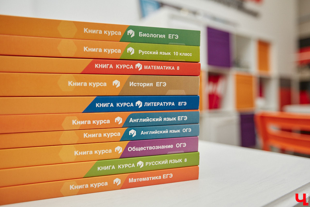 Летом 2025-го 18 выпускников региональной столицы сдали ЕГЭ на «сотку». Благодарить за это стоит не только высшие силы и провидение, но и наставников, в том числе школьных педагогов. Какие владимирские учебные заведения по итогам года можно смело назвать «фабриками звезд»? И что подобный успех дает самим образовательным учреждениям? В этих вопросах разобрался «Ключ-Медиа».