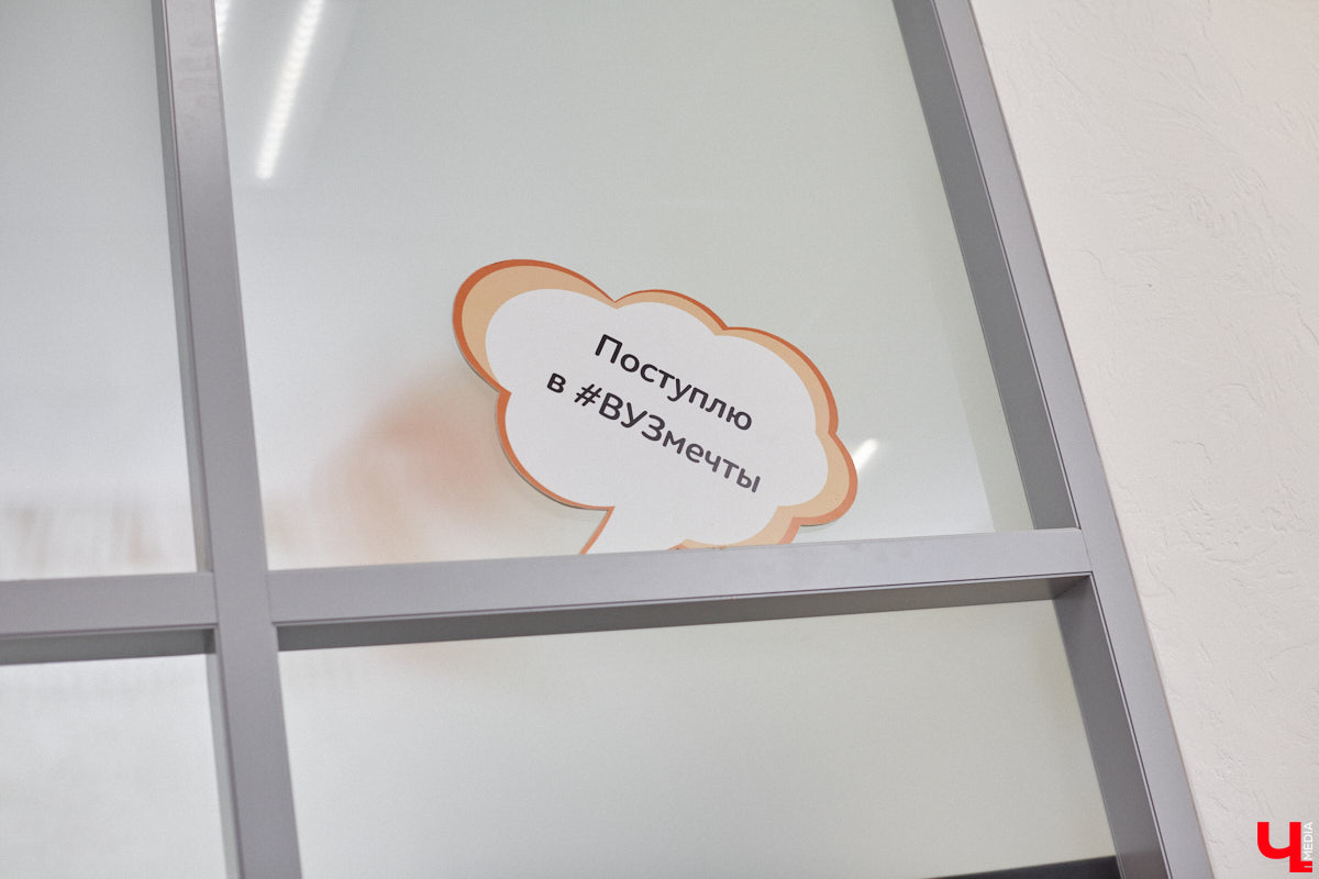 Летом 2025-го 18 выпускников региональной столицы сдали ЕГЭ на «сотку». Благодарить за это стоит не только высшие силы и провидение, но и наставников, в том числе школьных педагогов. Какие владимирские учебные заведения по итогам года можно смело назвать «фабриками звезд»? И что подобный успех дает самим образовательным учреждениям? В этих вопросах разобрался «Ключ-Медиа».