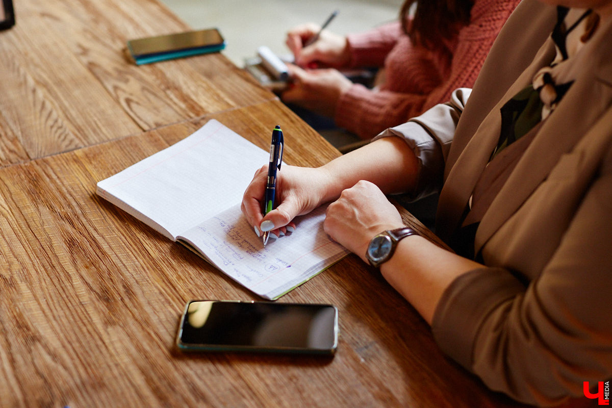 Летом 2025-го 18 выпускников региональной столицы сдали ЕГЭ на «сотку». Благодарить за это стоит не только высшие силы и провидение, но и наставников, в том числе школьных педагогов. Какие владимирские учебные заведения по итогам года можно смело назвать «фабриками звезд»? И что подобный успех дает самим образовательным учреждениям? В этих вопросах разобрался «Ключ-Медиа».