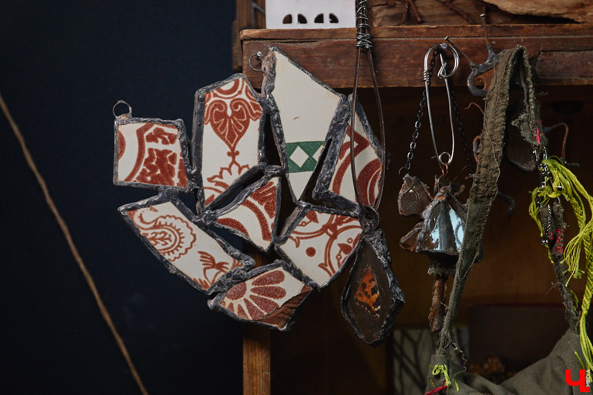 Лара Галишникова — человек творческий. Из подобранных стекляшек, железяк, керамических осколков — частей некогда целых и кому-то нужных вещей — она создает новые предметы. На ее украшения, элементы декора, талисманы, поражающие одновременно простотой и оригинальностью, пришел полюбоваться «Ключ-Медиа».