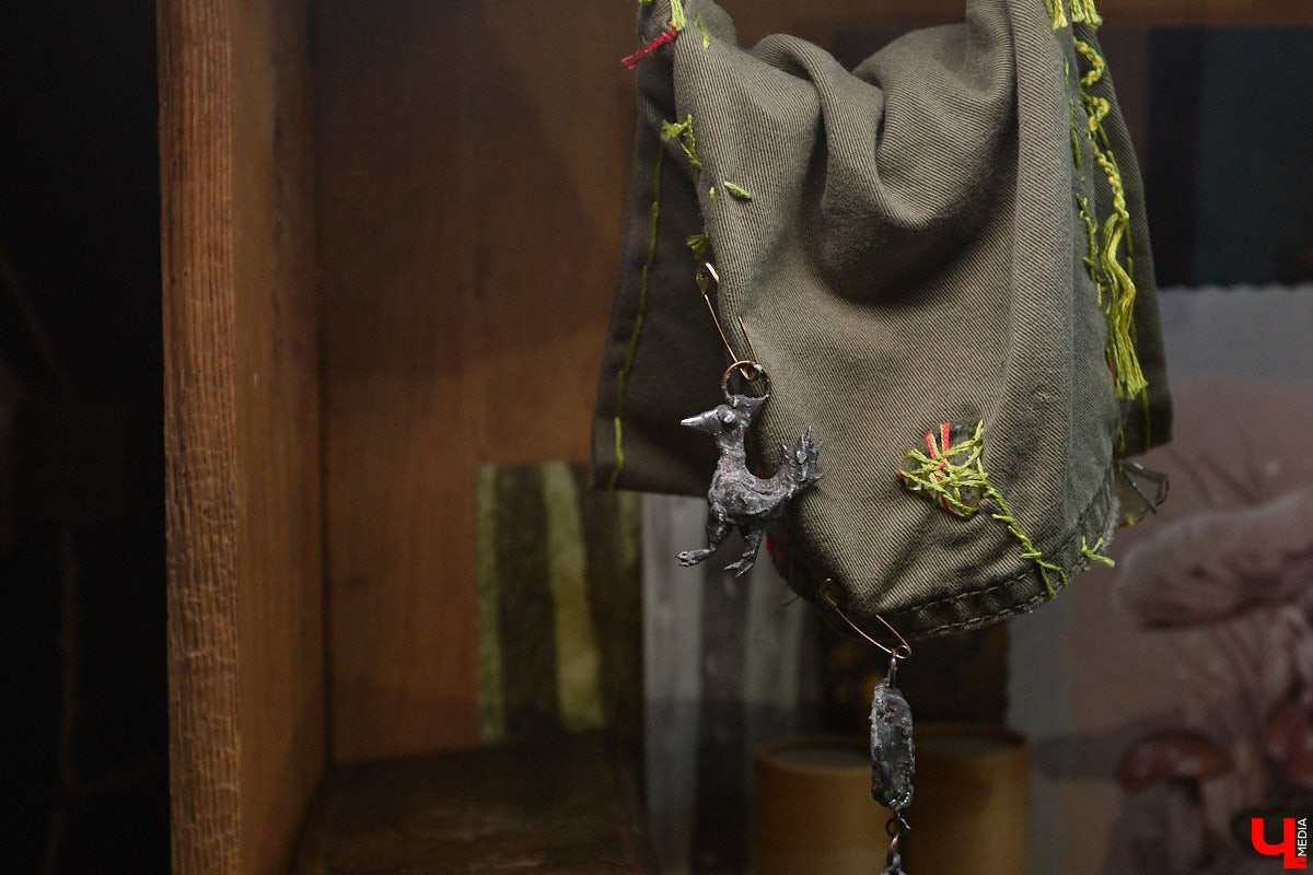 Лара Галишникова — человек творческий. Из подобранных стекляшек, железяк, керамических осколков — частей некогда целых и кому-то нужных вещей — она создает новые предметы. На ее украшения, элементы декора, талисманы, поражающие одновременно простотой и оригинальностью, пришел полюбоваться «Ключ-Медиа».