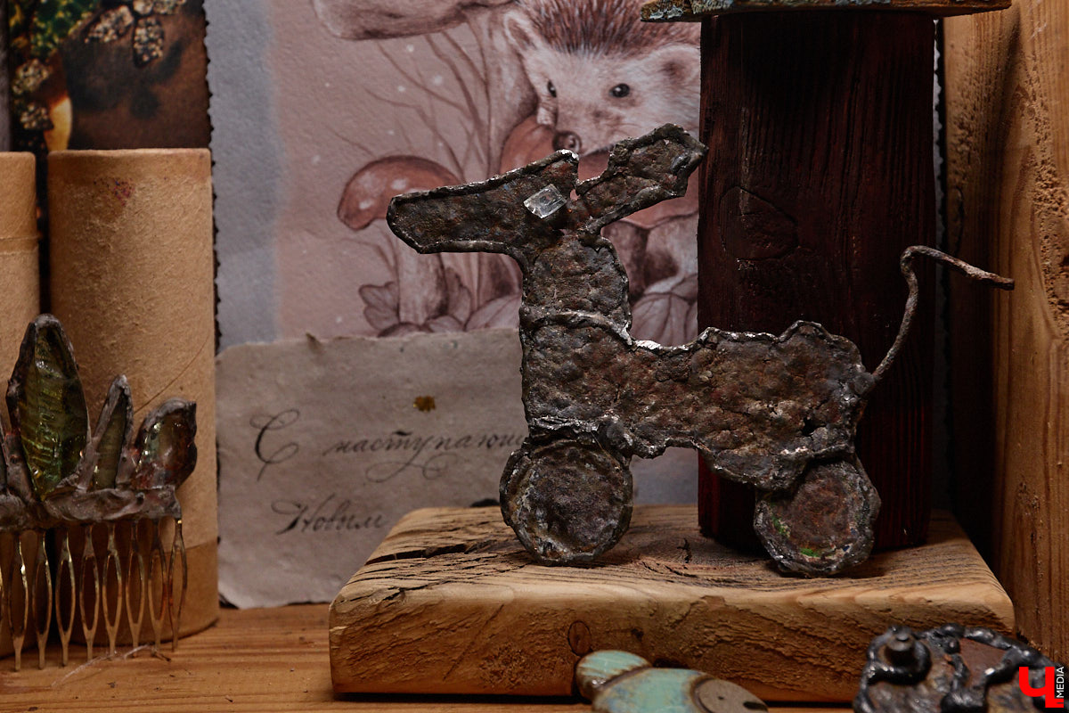 Лара Галишникова — человек творческий. Из подобранных стекляшек, железяк, керамических осколков — частей некогда целых и кому-то нужных вещей — она создает новые предметы. На ее украшения, элементы декора, талисманы, поражающие одновременно простотой и оригинальностью, пришел полюбоваться «Ключ-Медиа».