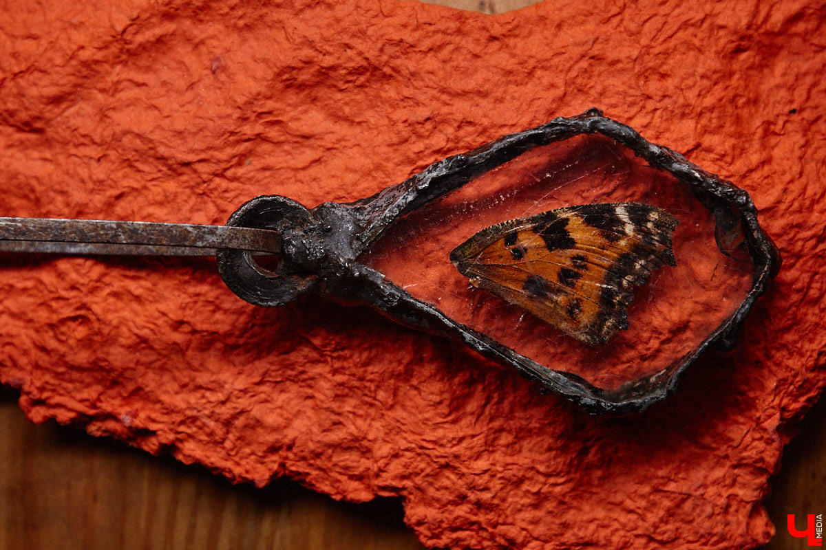 Лара Галишникова — человек творческий. Из подобранных стекляшек, железяк, керамических осколков — частей некогда целых и кому-то нужных вещей — она создает новые предметы. На ее украшения, элементы декора, талисманы, поражающие одновременно простотой и оригинальностью, пришел полюбоваться «Ключ-Медиа».