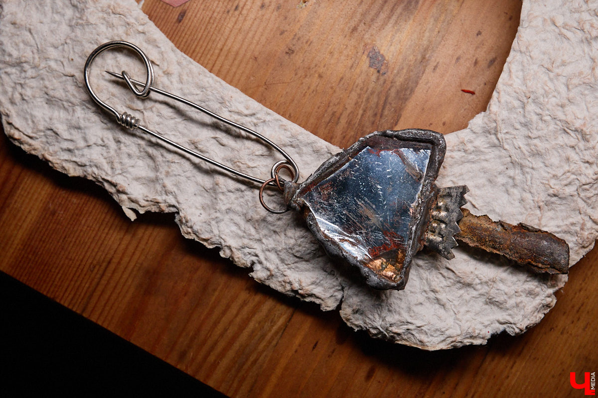 Лара Галишникова — человек творческий. Из подобранных стекляшек, железяк, керамических осколков — частей некогда целых и кому-то нужных вещей — она создает новые предметы. На ее украшения, элементы декора, талисманы, поражающие одновременно простотой и оригинальностью, пришел полюбоваться «Ключ-Медиа».