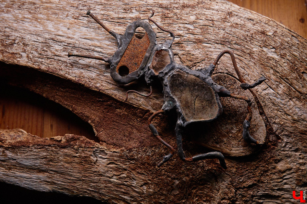 Лара Галишникова — человек творческий. Из подобранных стекляшек, железяк, керамических осколков — частей некогда целых и кому-то нужных вещей — она создает новые предметы. На ее украшения, элементы декора, талисманы, поражающие одновременно простотой и оригинальностью, пришел полюбоваться «Ключ-Медиа».