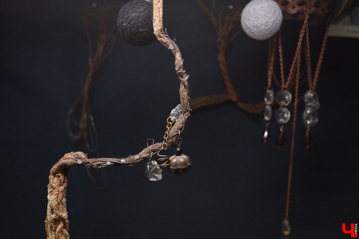 Лара Галишникова — человек творческий. Из подобранных стекляшек, железяк, керамических осколков — частей некогда целых и кому-то нужных вещей — она создает новые предметы. На ее украшения, элементы декора, талисманы, поражающие одновременно простотой и оригинальностью, пришел полюбоваться «Ключ-Медиа».