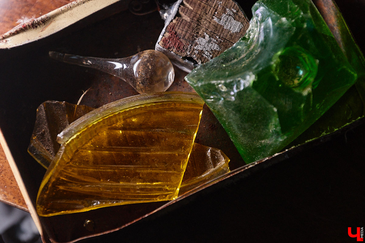 Лара Галишникова — человек творческий. Из подобранных стекляшек, железяк, керамических осколков — частей некогда целых и кому-то нужных вещей — она создает новые предметы. На ее украшения, элементы декора, талисманы, поражающие одновременно простотой и оригинальностью, пришел полюбоваться «Ключ-Медиа».