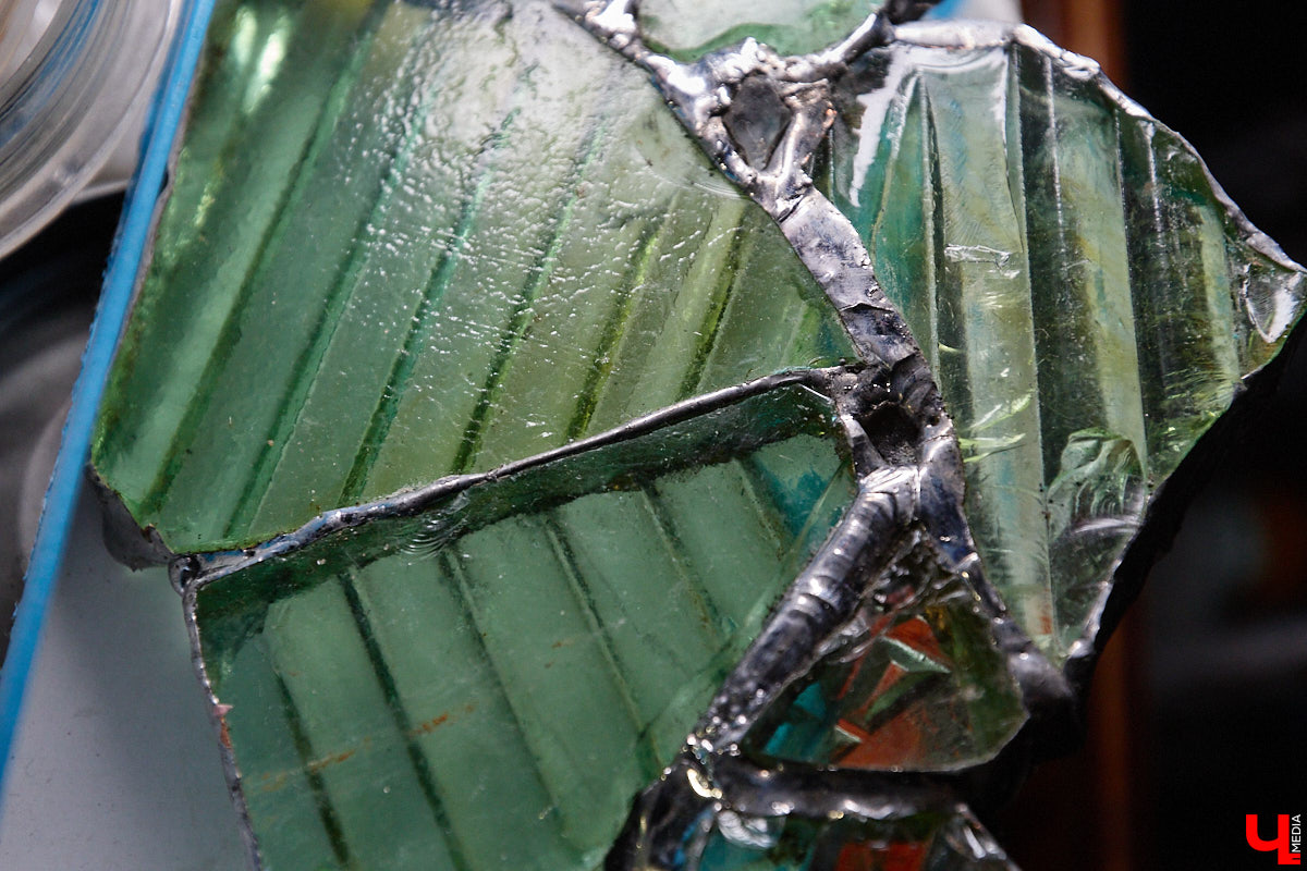 Лара Галишникова — человек творческий. Из подобранных стекляшек, железяк, керамических осколков — частей некогда целых и кому-то нужных вещей — она создает новые предметы. На ее украшения, элементы декора, талисманы, поражающие одновременно простотой и оригинальностью, пришел полюбоваться «Ключ-Медиа».