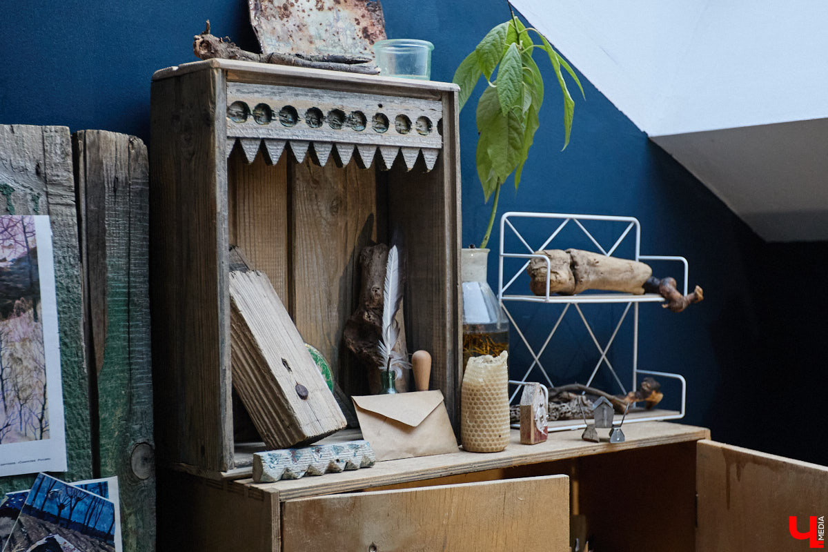 Лара Галишникова — человек творческий. Из подобранных стекляшек, железяк, керамических осколков — частей некогда целых и кому-то нужных вещей — она создает новые предметы. На ее украшения, элементы декора, талисманы, поражающие одновременно простотой и оригинальностью, пришел полюбоваться «Ключ-Медиа».