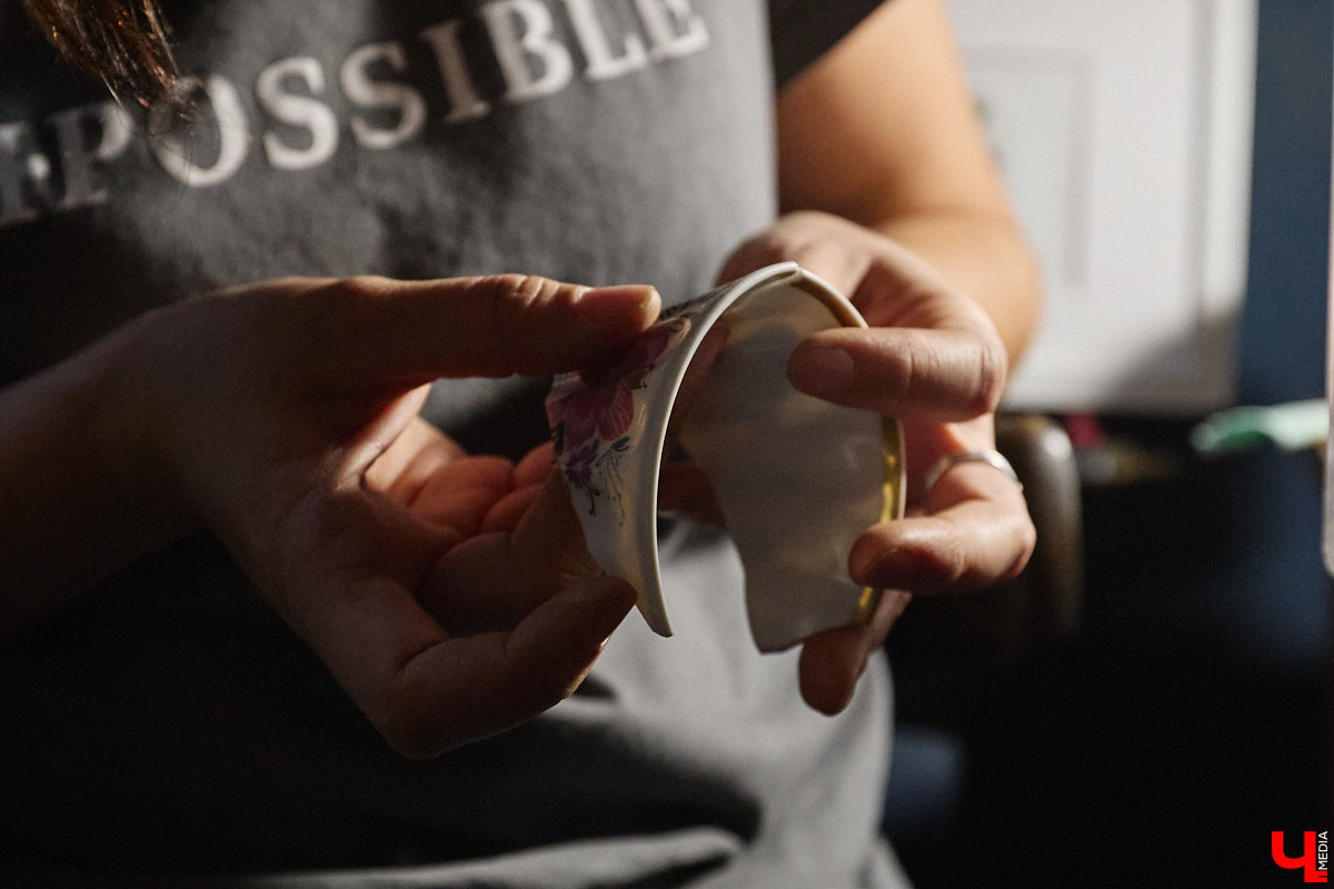 Лара Галишникова — человек творческий. Из подобранных стекляшек, железяк, керамических осколков — частей некогда целых и кому-то нужных вещей — она создает новые предметы. На ее украшения, элементы декора, талисманы, поражающие одновременно простотой и оригинальностью, пришел полюбоваться «Ключ-Медиа».