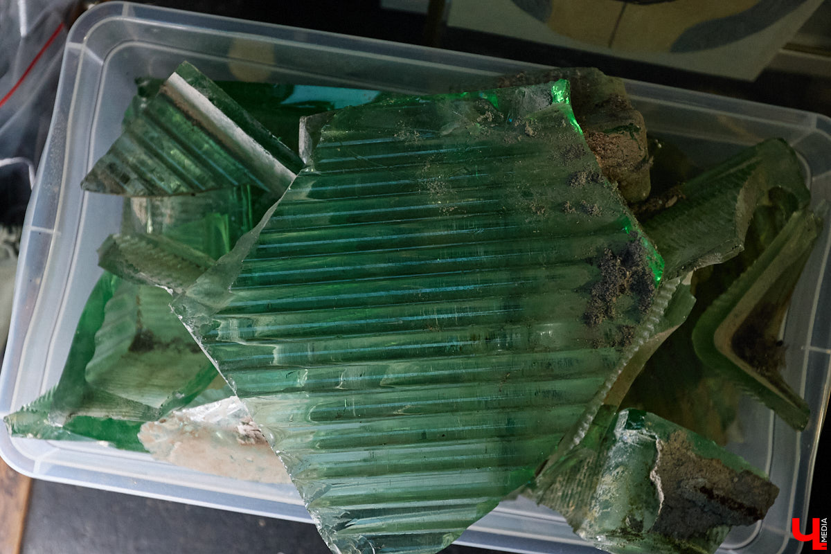 Лара Галишникова — человек творческий. Из подобранных стекляшек, железяк, керамических осколков — частей некогда целых и кому-то нужных вещей — она создает новые предметы. На ее украшения, элементы декора, талисманы, поражающие одновременно простотой и оригинальностью, пришел полюбоваться «Ключ-Медиа».