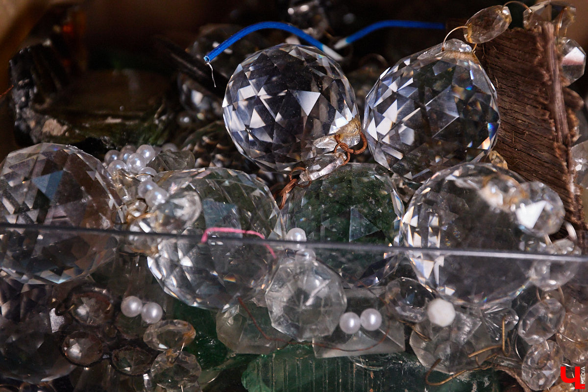 Лара Галишникова — человек творческий. Из подобранных стекляшек, железяк, керамических осколков — частей некогда целых и кому-то нужных вещей — она создает новые предметы. На ее украшения, элементы декора, талисманы, поражающие одновременно простотой и оригинальностью, пришел полюбоваться «Ключ-Медиа».