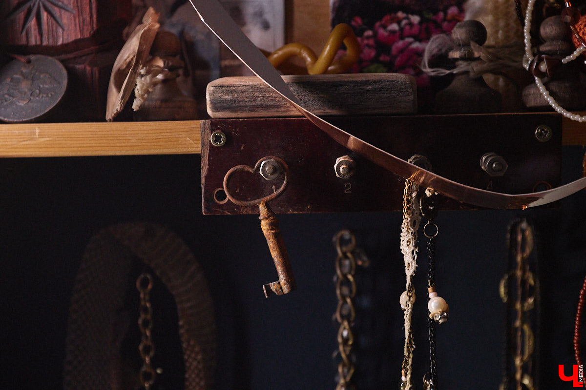 Лара Галишникова — человек творческий. Из подобранных стекляшек, железяк, керамических осколков — частей некогда целых и кому-то нужных вещей — она создает новые предметы. На ее украшения, элементы декора, талисманы, поражающие одновременно простотой и оригинальностью, пришел полюбоваться «Ключ-Медиа».