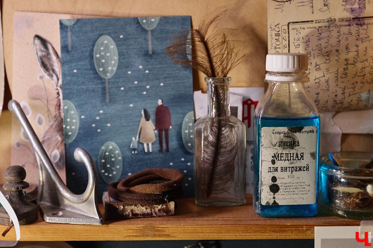 Лара Галишникова — человек творческий. Из подобранных стекляшек, железяк, керамических осколков — частей некогда целых и кому-то нужных вещей — она создает новые предметы. На ее украшения, элементы декора, талисманы, поражающие одновременно простотой и оригинальностью, пришел полюбоваться «Ключ-Медиа».