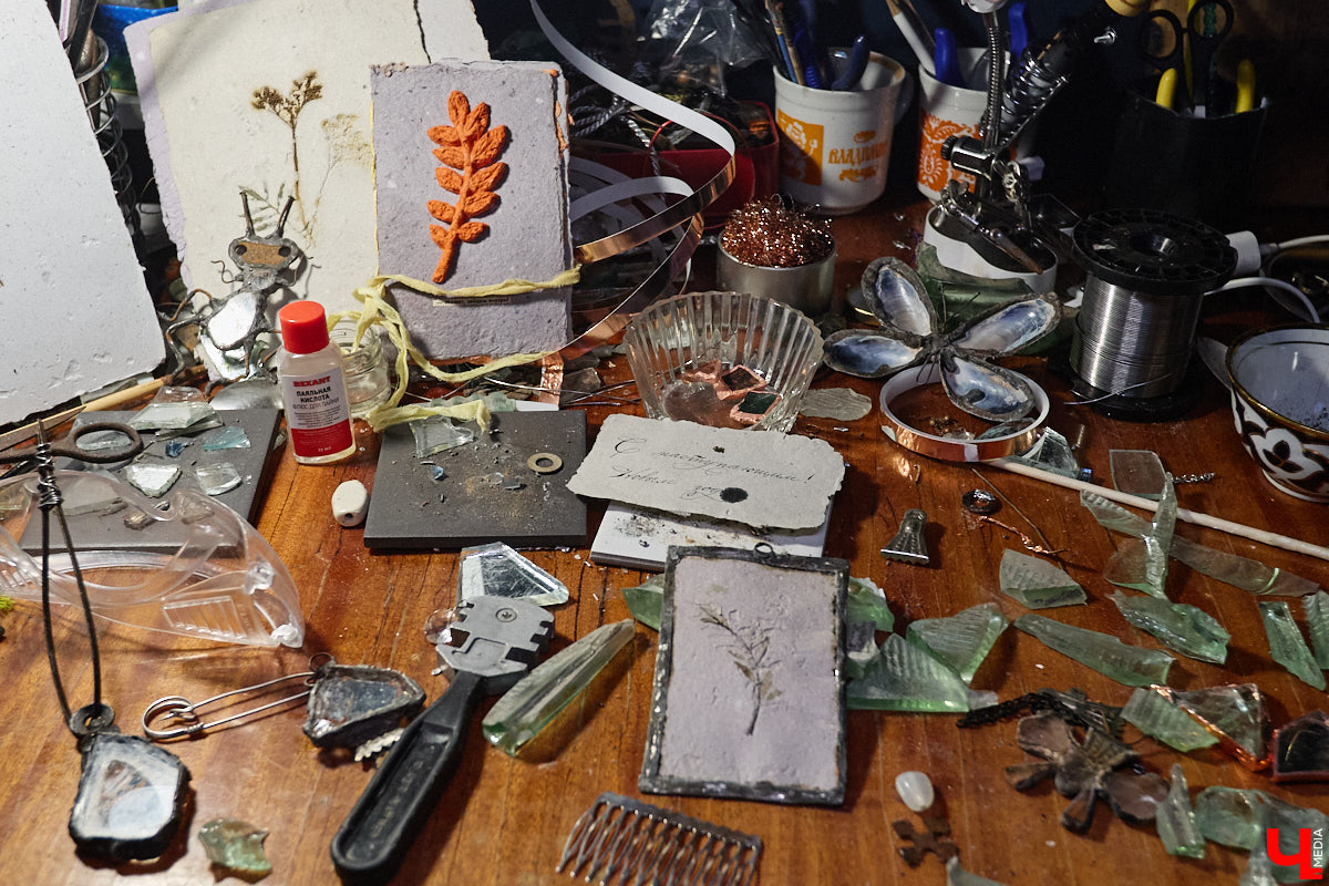 Лара Галишникова — человек творческий. Из подобранных стекляшек, железяк, керамических осколков — частей некогда целых и кому-то нужных вещей — она создает новые предметы. На ее украшения, элементы декора, талисманы, поражающие одновременно простотой и оригинальностью, пришел полюбоваться «Ключ-Медиа».