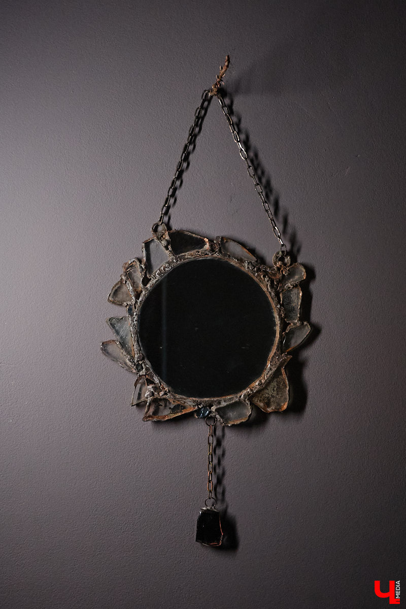 Лара Галишникова — человек творческий. Из подобранных стекляшек, железяк, керамических осколков — частей некогда целых и кому-то нужных вещей — она создает новые предметы. На ее украшения, элементы декора, талисманы, поражающие одновременно простотой и оригинальностью, пришел полюбоваться «Ключ-Медиа».