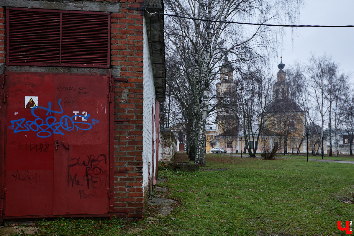 Наверняка каждому взрослому хотя бы раз хотелось почувствовать себя ребенком: остановиться по дороге на службу и лечь в сугроб или поиграть в нарисованные на асфальте классики. Это желание выпустить внутреннее дитя отразила в новой городской миниатюре пара владимирских художников. Работа стала первой из целой серии.