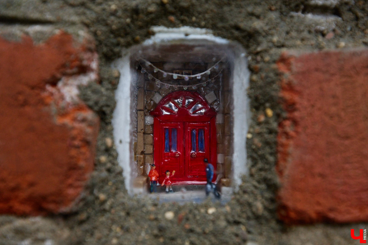 Наверняка каждому взрослому хотя бы раз хотелось почувствовать себя ребенком: остановиться по дороге на службу и лечь в сугроб или поиграть в нарисованные на асфальте классики. Это желание выпустить внутреннее дитя отразила в новой городской миниатюре пара владимирских художников. Работа стала первой из целой серии.