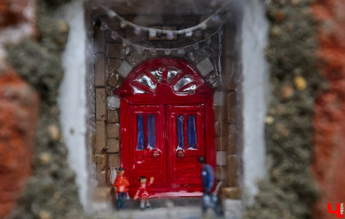 Наверняка каждому взрослому хотя бы раз хотелось почувствовать себя ребенком: остановиться по дороге на службу и лечь в сугроб или поиграть в нарисованные на асфальте классики. Это желание выпустить внутреннее дитя отразила в новой городской миниатюре пара владимирских художников. Работа стала первой из целой серии.