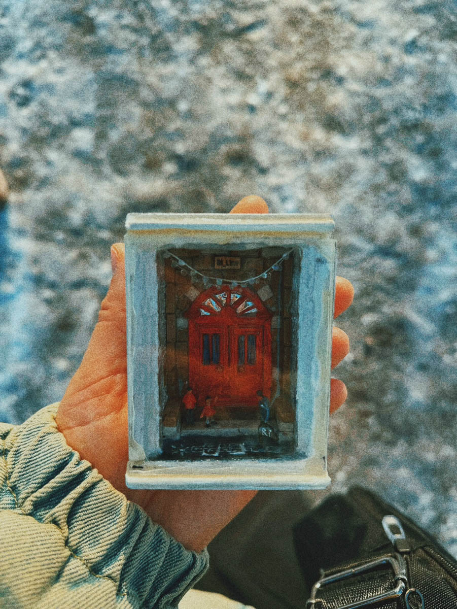 Наверняка каждому взрослому хотя бы раз хотелось почувствовать себя ребенком: остановиться по дороге на службу и лечь в сугроб или поиграть в нарисованные на асфальте классики. Это желание выпустить внутреннее дитя отразила в новой городской миниатюре пара владимирских художников. Работа стала первой из целой серии.