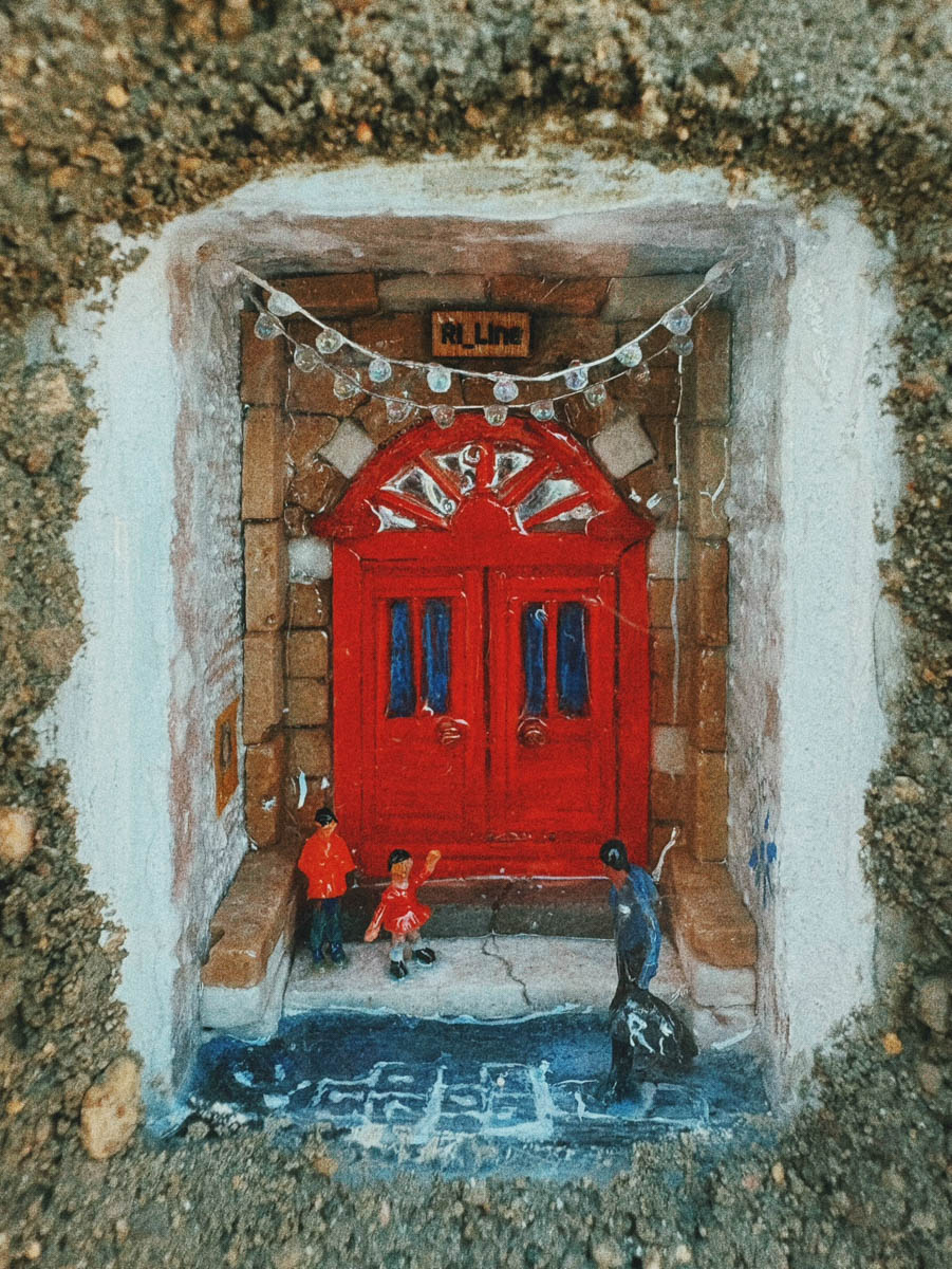 Наверняка каждому взрослому хотя бы раз хотелось почувствовать себя ребенком: остановиться по дороге на службу и лечь в сугроб или поиграть в нарисованные на асфальте классики. Это желание выпустить внутреннее дитя отразила в новой городской миниатюре пара владимирских художников. Работа стала первой из целой серии.