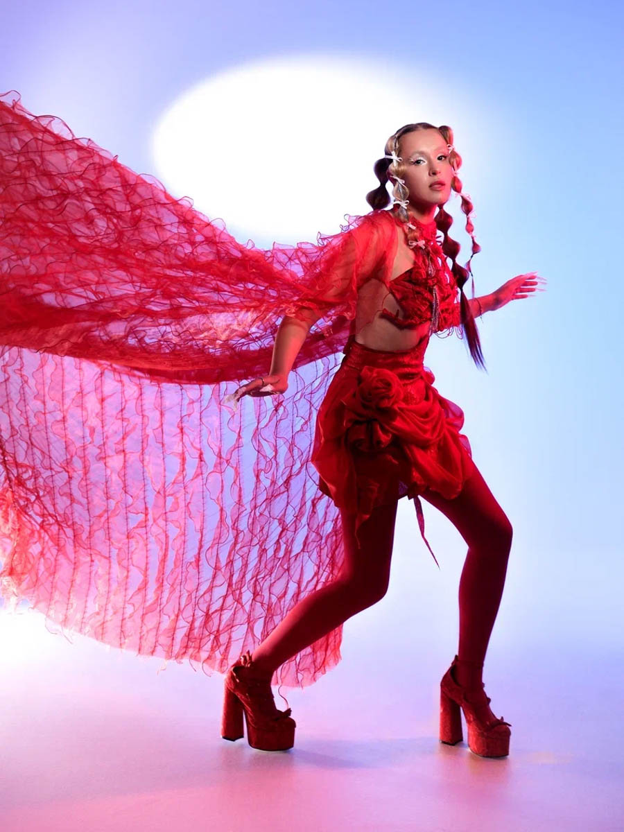 В Сети появился новый трек «Сестрёнки» Сони Круглиной, чьи короткие видео с авторскими песнями и каверами собирают тысячи просмотров. «Чёрные вороны» — настоящий хип-хоп-бэнгер, переосмысливающий наследие подобных песен: от казачьих напевов до культовой композиции Линды. Мы поговорили с певицей из Владимира о поиске индивидуальности в жанре фолк, который переживает эпоху ренессанса.