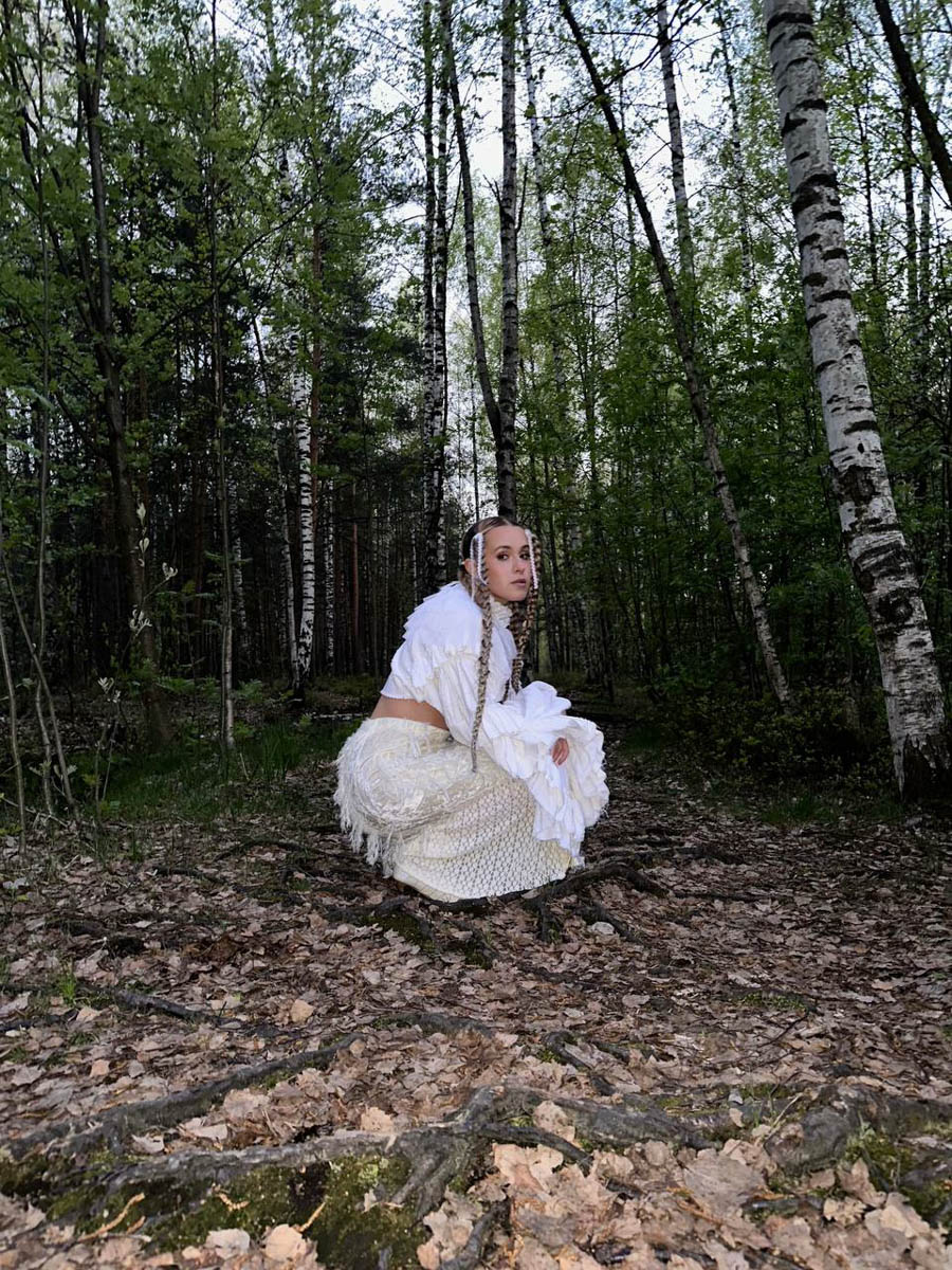 В Сети появился новый трек «Сестрёнки» Сони Круглиной, чьи короткие видео с авторскими песнями и каверами собирают тысячи просмотров. «Чёрные вороны» — настоящий хип-хоп-бэнгер, переосмысливающий наследие подобных песен: от казачьих напевов до культовой композиции Линды. Мы поговорили с певицей из Владимира о поиске индивидуальности в жанре фолк, который переживает эпоху ренессанса.