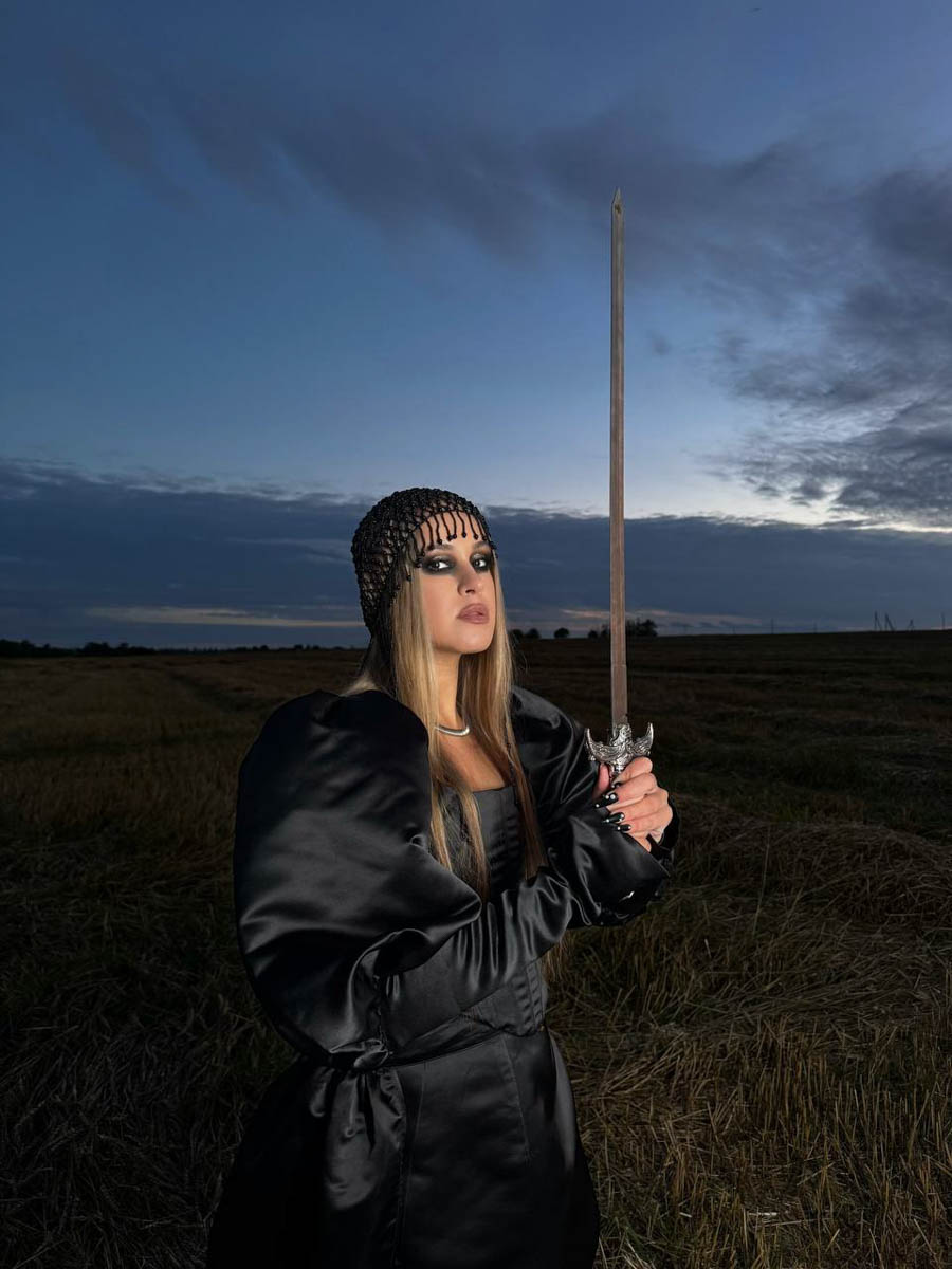 В Сети появился новый трек «Сестрёнки» Сони Круглиной, чьи короткие видео с авторскими песнями и каверами собирают тысячи просмотров. «Чёрные вороны» — настоящий хип-хоп-бэнгер, переосмысливающий наследие подобных песен: от казачьих напевов до культовой композиции Линды. Мы поговорили с певицей из Владимира о поиске индивидуальности в жанре фолк, который переживает эпоху ренессанса.