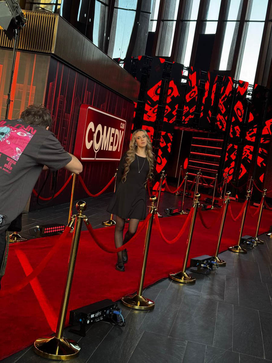 В Сети появился новый трек «Сестрёнки» Сони Круглиной, чьи короткие видео с авторскими песнями и каверами собирают тысячи просмотров. «Чёрные вороны» — настоящий хип-хоп-бэнгер, переосмысливающий наследие подобных песен: от казачьих напевов до культовой композиции Линды. Мы поговорили с певицей из Владимира о поиске индивидуальности в жанре фолк, который переживает эпоху ренессанса.