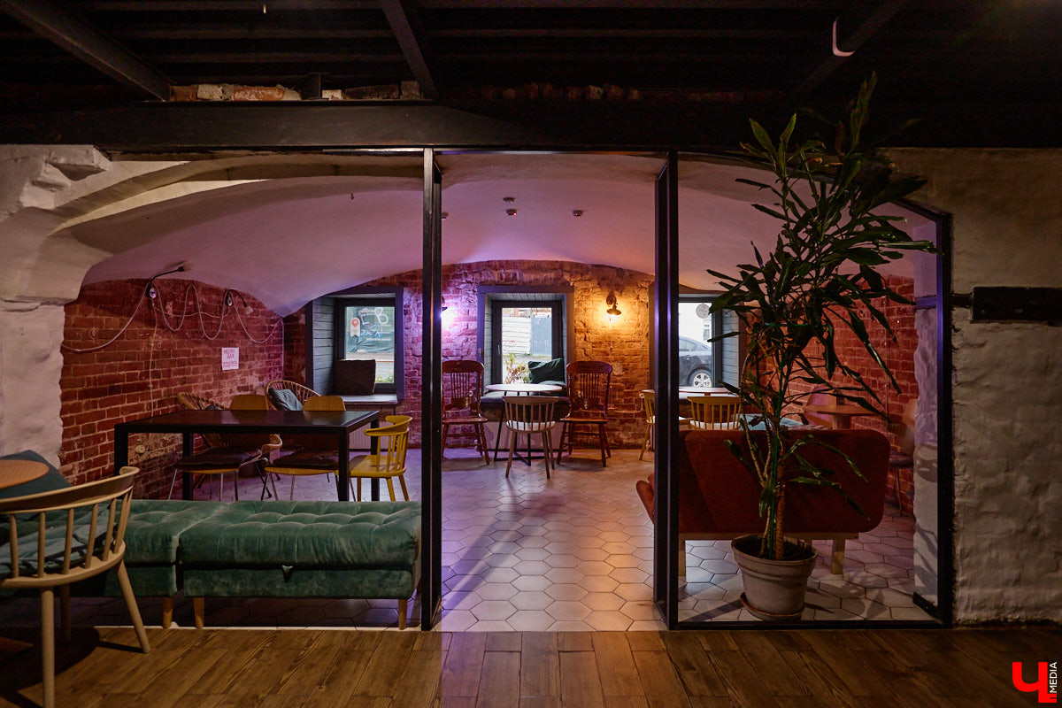 Если начался 2025 год с печальной новости о закрытии «Флигеля», то финиширует он на положительной ноте. Создательница ЦСК и владелица здания на Девической Анастасия Вавилова вернулась в творческий проект с намерением оживить центр современной культуры.