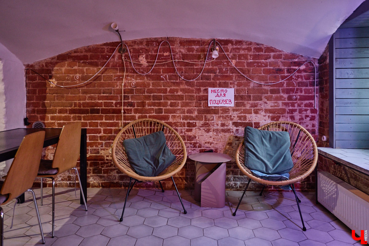 Если начался 2025 год с печальной новости о закрытии «Флигеля», то финиширует он на положительной ноте. Создательница ЦСК и владелица здания на Девической Анастасия Вавилова вернулась в творческий проект с намерением оживить центр современной культуры.