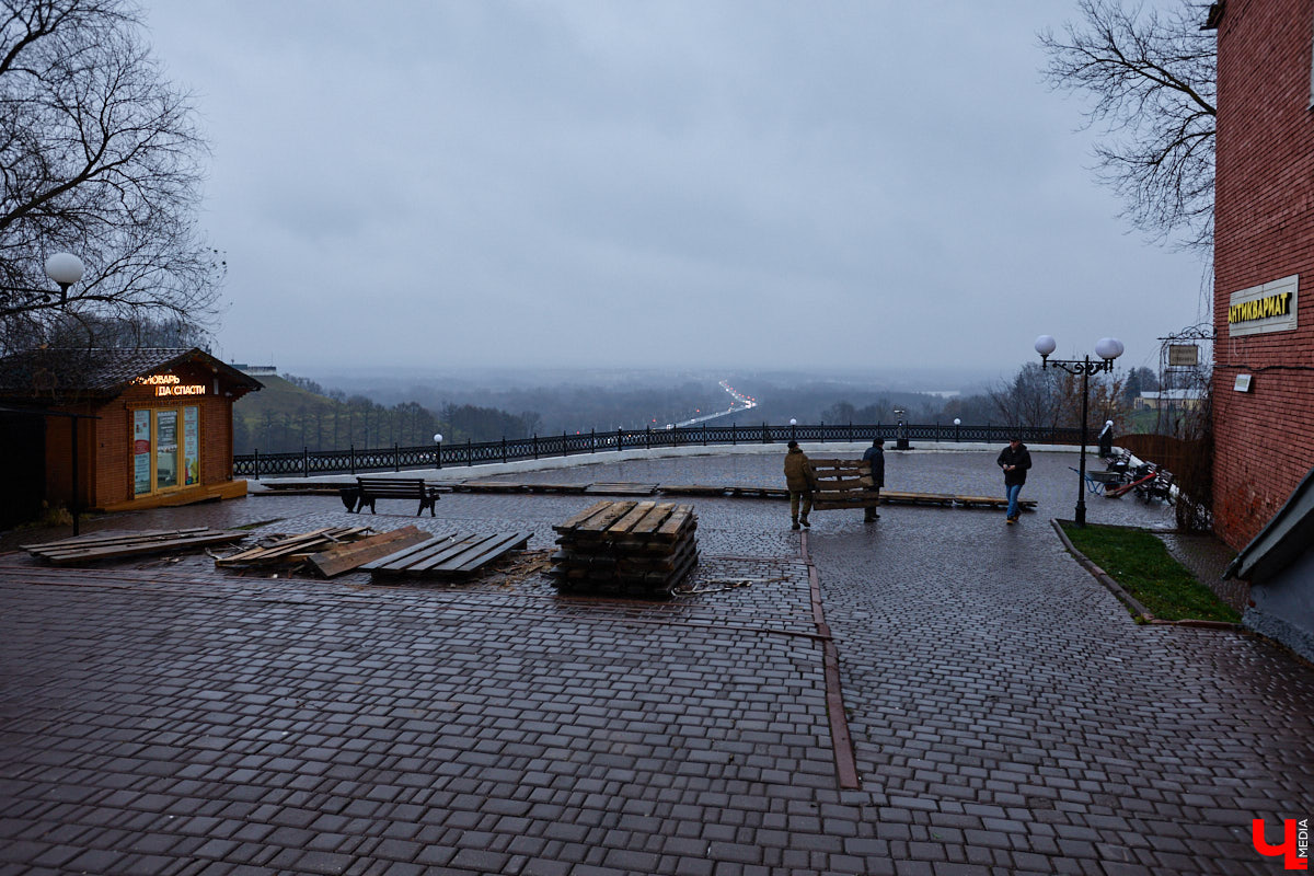 Памятник Юрию Долгорукому все же появится в историческом центре областной столицы. Буквально на днях работы по установке статуи знаменитого полководца сдвинулись с мертвой точки. А вот князю Владимиру и святителю Федору не так повезло: монумент не успели отремонтировать в срок. Теперь вся надежда на конец декабря. Зато первая белокаменная фигура, созданная во время летнего стоунфеста, наконец обрела дом.